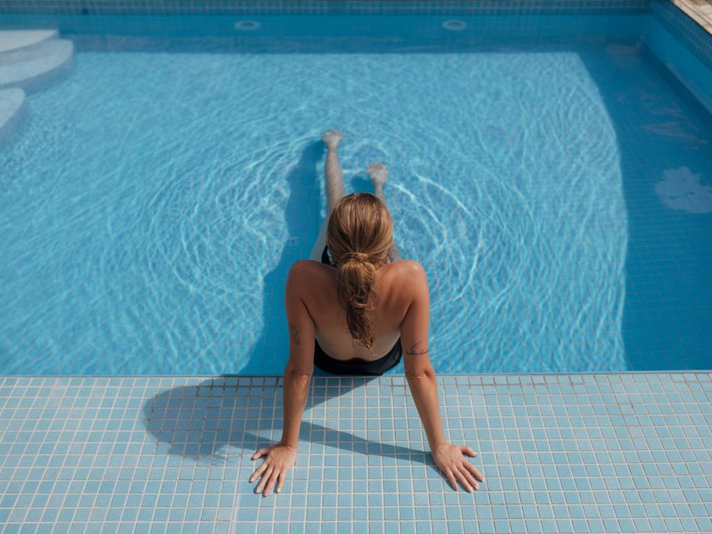 Comment concevoir une plage immergée élégante et sécurisée pour une piscine en inox